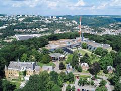 Der Halberg mit den Gebäuden des Saarländischen Rundfunks und dem Funkmast (Foto: Alexander M. Groß / SR)