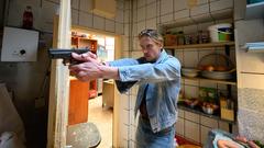 Filmszene aus dem Saarbrücker Tatort „Das Ende der Nacht“ – Hauptkommissar Adam Schürk (Daniel Sträßer) im Lager vom „Saar Gourmet Imbiss“ (Foto: SR / Iris Maurer)
