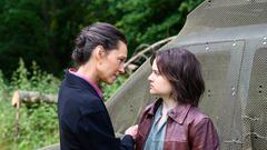 Filmszene aus dem Saarbrücker Tatort „Das Ende der Nacht“ – Mutter Béatrice Radek (Sabine Timoteo) mit Tochter Carla Radek (Lena Urzendowsky) (Foto: SR / Iris Maurer)