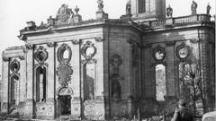 Saarbrücken, Soldat vor der von Bombenangriffen zerstörten Ludwigskirche, Handschriftlich auf der Rückseite: „Ludwigskirche zerstört in der Nacht 5./6. Okt 1944“ (Foto: Saarländisches Landesarchiv / Fritz Mittelstaedt)