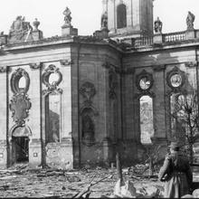 Saarbrücken, Soldat vor der von Bombenangriffen zerstörten Ludwigskirche, Handschriftlich auf der Rückseite: „Ludwigskirche zerstört in der Nacht 5./6. Okt 1944“ (Foto: Saarländisches Landesarchiv / Fritz Mittelstaedt)