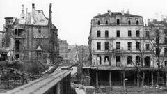 Saarbrücken, beim Bombenangriff in der Nacht zum 6. Oktober 1944 wurde die Luisenbrücke schwer beschädigt, Aufnahme in Richtung St. Johann mit Schloßcafé und Saar-Terrasse, Handschriftlich auf der Rückseite: „Bombenangriff auf Saarbrücken 5./6. Okt. 1944, Schloßcafé + Saarterrasse, Zerstörung der Luisenbrücke“ (Foto: Saarländisches Landesarchiv / Fritz Mittelstaedt)