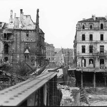 Saarbrücken, beim Bombenangriff in der Nacht zum 6. Oktober 1944 wurde die Luisenbrücke schwer beschädigt, Aufnahme in Richtung St. Johann mit Schloßcafé und Saar-Terrasse, Handschriftlich auf der Rückseite: „Bombenangriff auf Saarbrücken 5./6. Okt. 1944, Schloßcafé + Saarterrasse, Zerstörung der Luisenbrücke“ (Foto: Saarländisches Landesarchiv / Fritz Mittelstaedt)