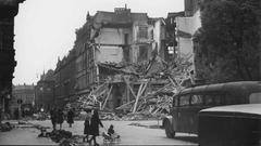 Saarbrücken, beim Bombenangriff in der Nacht zum 6. Oktober 1944 zerstörtes Gebäude an der Kreuzung Johannis- und Cecilienstraße, Handschriftlich auf der Rückseite: „Saarbrücken 1944 (Luftangriff 5.-6. Oktober, Ecke Johannis/Cecilienstr.“ (Foto: Saarländisches Landesarchiv / Fritz Mittelstaedt)