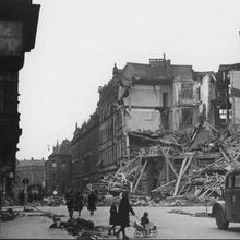 Saarbrücken, beim Bombenangriff in der Nacht zum 6. Oktober 1944 zerstörtes Gebäude an der Kreuzung Johannis- und Cecilienstraße, Handschriftlich auf der Rückseite: „Saarbrücken 1944 (Luftangriff 5.-6. Oktober, Ecke Johannis/Cecilienstr.“ (Foto: Saarländisches Landesarchiv / Fritz Mittelstaedt)