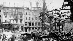 Zerstörte Häuser in der Reichsstraße, links die Metzgerei Coall, rechts das Café Kiefer. (Foto: Saarländisches Landesarchiv / Fritz Mittelstaedt)