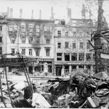 Zerstörte Häuser in der Reichsstraße, links die Metzgerei Coall, rechts das Café Kiefer. (Foto: Saarländisches Landesarchiv / Fritz Mittelstaedt)