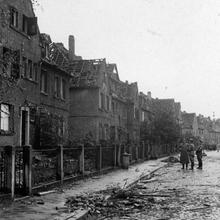 Blick auf zerstörte Häuser in Saarbrücken, Neugrabenweg (Foto: Saarländisches Landesarchiv / Richard Näcke)