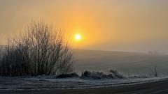 Sonnenaufgang bei leichtem Nebel in Tholey-Hasborn mit Blick Richtung St. Wendel (Foto: Melanie Feit)