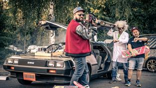 Die Cosplay-Gruppe Time & Space posiert vor einem Delorean wie im Film „Zurück in die Zukunft“ (Foto: Pressefoto / Sascha Erbach)