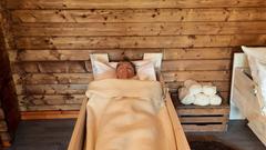 Michael Friemel liegt zugedeckt in einer Art Bett beim Texel Woolness Wellness (Foto: Barbara Lindahl)