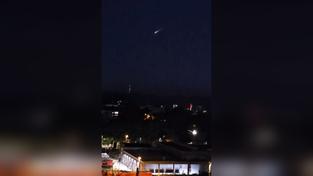 Ein Starklink-Satellit verglüht in der Athmosphäre, vom Saarbrücker Rodenhof in Blickrichtung Halberg (Foto: Stephanie Wolter)