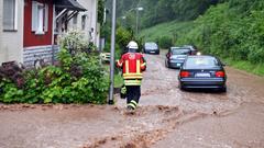 Überflutete Straße bei Starkregen in Fechingen (Foto: BeckerBredel)