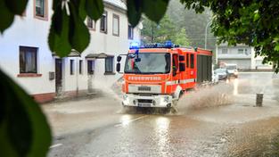 Überflutete Straße bei Starkregen in Fechingen (Foto: BeckerBredel)