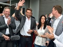 Uwe Conradt mit seiner Frau Jane zwischen Peter Strobel und Tobias Hans nach der Oberbürgermeister-Stichwahl 2019 in Saarbrücken (Foto: Becker&Bredel)