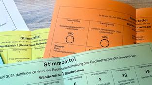 Stimmzettel und Briefwahl-Unterlagen für die Europa- und Kommunalwahlen 2024 (Foto: Axel Wagner / SR)