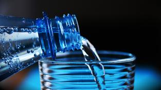 Aus einer Flasche wird Wasser in ein Glas gegossen (Foto: Pixabay/congerdesign)