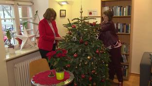 Zwei Frauen schmücken einen Weihnachtsbaum (Foto: SR Fernsehen)
