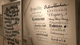 Wörter in verschiedenen Schriftarten an einer Wand (Foto: SR/Max Zettler)