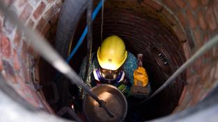 Arbeiter in einem Abwasserkanal. (Foto: picture alliance/dpa)