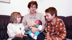 Frisch gebackene Mutter: Annegret Kramp-Karrenbauer im Jahr 1997 mit ihren drei Kindern auf dem heimischen Sofa in Püttlingen (Foto: BeckerBredel)