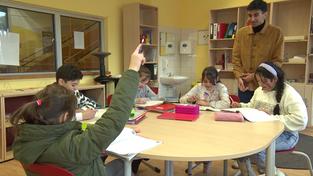 Schüler an einem Tisch (Foto: SR Fernsehen/ aktueller bericht)