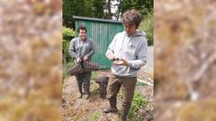 Der Biologe des Fischereiverbands Saarland, Sebastian Hoffmann, und Marten Brück, der ein „Freiwilliges ökologisches Jahr“ macht (Foto: SR/Julia Becker)