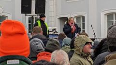 Anke Rehlinger (SPD) hält auf der Bauerndemo am Saarbrücker Schlossplatz eine Rede. (Foto: SR/Christoph Borgans)