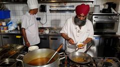 Anoop Singh Mudher beim Kochen von Dal, einem indischen Linsengericht (Foto: SR/Sven Rech)
