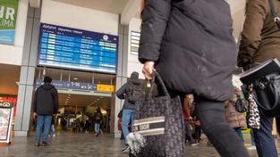 Bahnfahrgäste im Saarbrücker Hauptbahnhof (Foto: SR / Sebastian Knöbber)