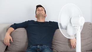 Ein Mann ruht sich vor einem Ventilator aus (Foto: IMAGO / Panthermedia)