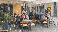 Am St. Johanner Markt in Saarbrücken sitzen Leute in der Außengastronomie, trotz Hagels (Foto: Felix Schneider/SR)