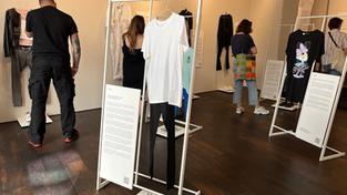 Besucher in der Ausstellung zur sexualisierter Gewalt an Frauen „Was ich anhatte“ (Foto: www.wasichanhatte.de)