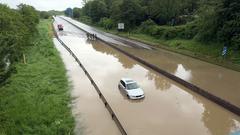 A620 Klarenthal: Ein Auto blieb auf der überschwemmten Fahrbahn liegen (Foto: Christoph Stein)