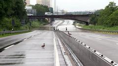 A620 Klarenthal: Enten und spielende Kinder auf der teilweise überschwemmten Autobahn (Foto: Christoph Stein)