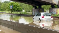 Ein stehengebliebenes Auto halb im Wasser auf der Autobahn bei Klarenthal (Foto: Christoph Stein)