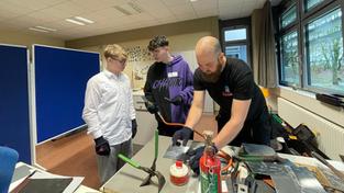 Leon und Max schauen sich die praktische Arbeit eines Handwerkers an. (Foto: SR / Lisa Christl)