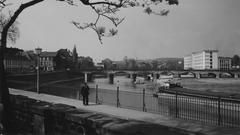 Saarufer mit Alter Brücke und Finanzamt vor dem Bau der Stadtautobahn, 1954 (Foto: Landesbildstelle, Saarbrücken)