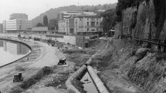 Bauarbeiten vor dem Landtag des Saarlandes für den Bau der Stadtautobahn, die Schlossmauer wurde zurückgesetzt und Rohrleitungen verlegt. (Foto: Nachlass Fritz Mittelstaedt/Copyright Saarländisches Landesarchiv)