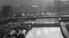 Saarbrücken, Saar mit Wilhelm-Heinrich-Brücke, dahinter die Alte Brücke, rechts die im Bau befindliche Stadtautobahn und ein Restteil der alten Brücke mit Fußgängersteg (Foto: Nachlass Fritz Mittelstaedt/Copyright Saarländisches Landesarchiv)