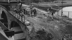 Saarbrücken, Bauarbeiten an der Alten Brücke 1961; die Alte Brücke wird zum Torso gemacht, das Endstück muss dem Neubau der Stadtautobahn weichen, im Hintergrund das Staatstheater (Foto: Nachlass Fritz Mittelstaedt/Saarländisches Landesarchiv)