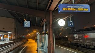 Anzeigetafel am Mittwochmorgen am Bahnhof Völklingen (Foto: SR / Christoph Borgans)