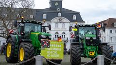 Traktoren stehen zum Protest auf dem Saarbrücker Schlossplatz vor dem historischen Rathaus (Foto: SR / Sebastian Knöbber)