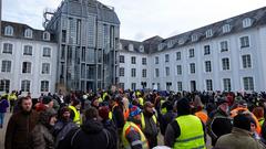 Vor dem Saarbrücker Schloss versammeln sich saarländische Landwirte zu einer Kundgebung (Foto: SR / Sebastian Knöbber)