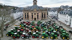 Traktoren stehen auf dem Ludwigsplatz in Saarbrücken. (Foto: BeckerBredel)