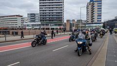 Motorradfahrer blockieren den Verkehr auf der Wilhelm-Heinrich-Brücke (Foto: BeckerBredel)