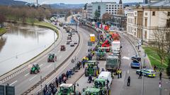Protestierende erreichen Saarbrücken. Traktoren und weitere Fahrzeuge stehen auf der Straße vor dem Landtag. (Foto: BeckerBredel)