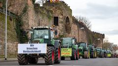 Eine Traktorenkette passiert die untere Schlossmauer in Saarbrücken.  (Foto: SR/Sebastian Knöbber)