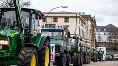 Traktoren passieren bei der Bauerndemo am 8. Januar den Landtag. (Foto: SR/Sebastian Knöbber)