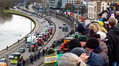 Menschen beobachten demonstrierende Landwirte in ihren Traktoren auf der A620. (Foto: SR/Sebastian Knöbber)